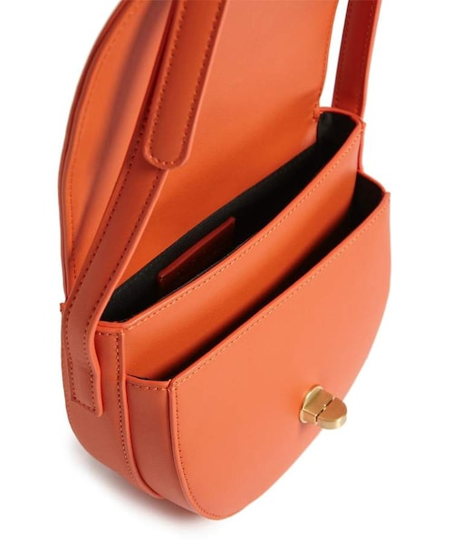 FOREVER 21（フォーエバー トゥエンティーワン）の「Forever 21 Faux Leather Crossbody Saddle Bag（ショルダーバッグ・レディース・Orange/Black・One Size）」の5枚目の写真