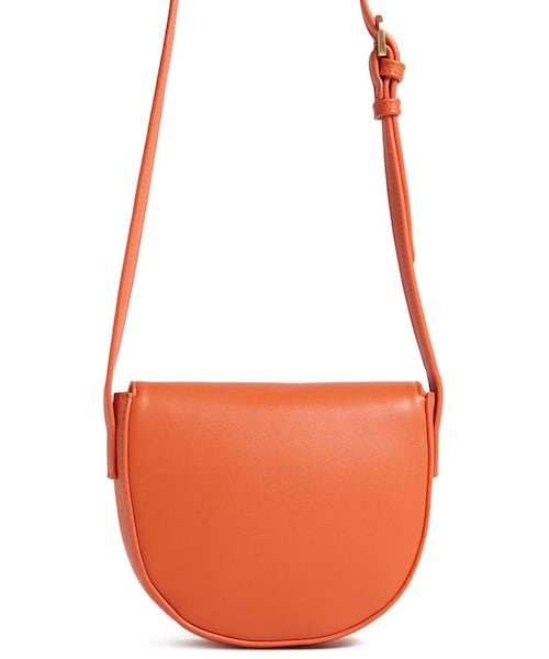 FOREVER 21（フォーエバー トゥエンティーワン）の「Forever 21 Faux Leather Crossbody Saddle Bag（ショルダーバッグ・レディース・Orange/Black・One Size）」の9枚目の写真