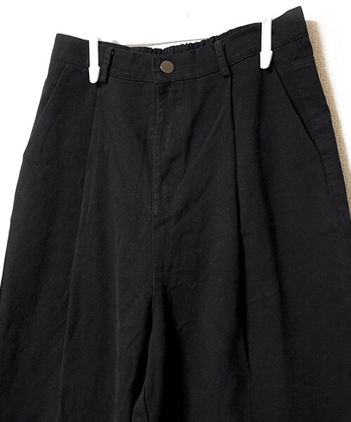 Tiffee SELECT(ティフィーセレクト)の「タック入りチノワイドパンツ(チノパンツ・レディース・ベージュ/ブラック・F)」の3枚目の写真