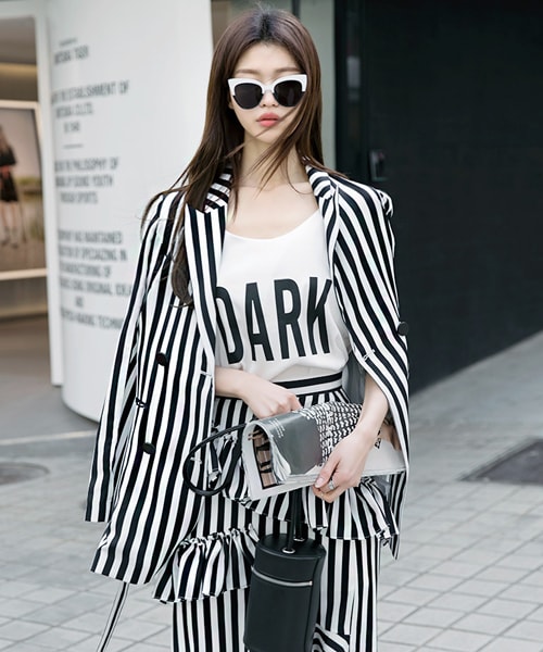 DINT(ディント)の「ビッグレタリングスリーブレストップ(Tシャツ/カットソー・レディース・화이트/블랙/블루・one(44~66size))」の1枚目の写真