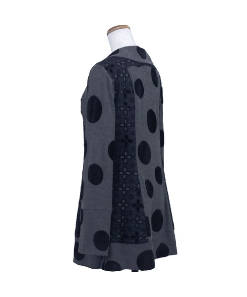 no brand(ノーブランド)の「大小ドットと花柄レースの欲張りスキッパーカットソー【make me・シリーズ】(グレー)(J43) 【送料・代引き手数料無料】(Tシャツ/カットソー・レディース・その他)」の2枚目の写真
