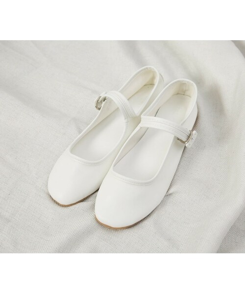 fd style（エフディ スタイル）の「バックルポイントフェイクレザーフラットシューズ（その他シューズ・レディース・ブラック/ホワイト/ベージュ・22.5/23/23.5/24/24.5/25）」の2枚目の写真