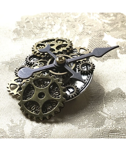 Handmade（ハンドメイド）の「文字盤の上に大小異なる歯車を並べた