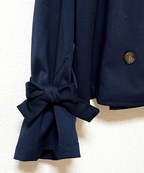 Tiffee SELECT（ティフィーセレクト）の「ダブル衿リボンフレアスリーブショート丈トレンチコート（トレンチコート・レディース・ネイビー/ベージュ・M）」の7枚目の写真