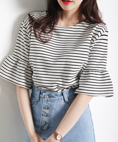 DHOLIC(ディーホリック)の「ボーダーラッフルスリーブTシャツ(Tシャツ/カットソー・レディース・ホワイト/ブラック・FREE)」の1枚目の写真