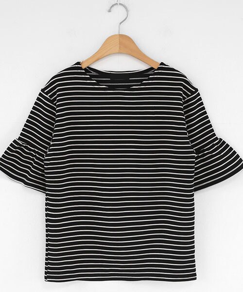 DHOLIC(ディーホリック)の「ボーダーラッフルスリーブTシャツ(Tシャツ/カットソー・レディース・ホワイト/ブラック・FREE)」の2枚目の写真