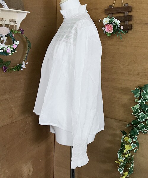 Tiffee SELECT（ティフィーセレクト）の「楊柳系スモッキングフリルネックブラウス（シャツ/ブラウス・レディース・ホワイト・M）」の2枚目の写真