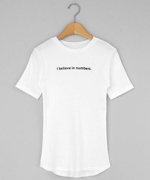 DHOLIC（ディーホリック）の「ミニレタリングスリムTシャツ（Tシャツ/カットソー・レディース・パープル/ホワイト/ベージュ/ピンク/ブラック・FREE）」の2枚目の写真