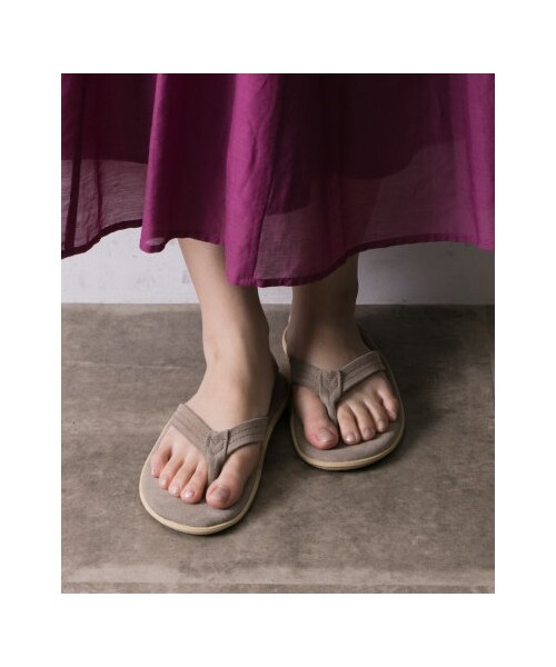 URBAN RESEARCH（アーバンリサーチ）の「ISLAND SLIPPER×URBAN RESEARCH 別注ナロートングサンダル（シューズ・レディース・NAVY/ELEFANT・5/6）」の4枚目の写真