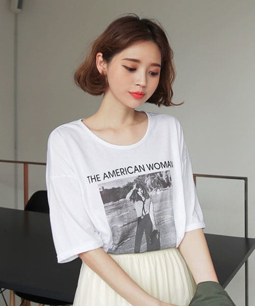 DHOLIC(ディーホリック)の「レタリングフォトプリントTシャツ(Tシャツ/カットソー・レディース・ブラック/ホワイト/グレー/ベージュ・FREE)」の2枚目の写真