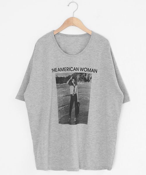 DHOLIC(ディーホリック)の「レタリングフォトプリントTシャツ(Tシャツ/カットソー・レディース・ブラック/ホワイト/グレー/ベージュ・FREE)」の3枚目の写真