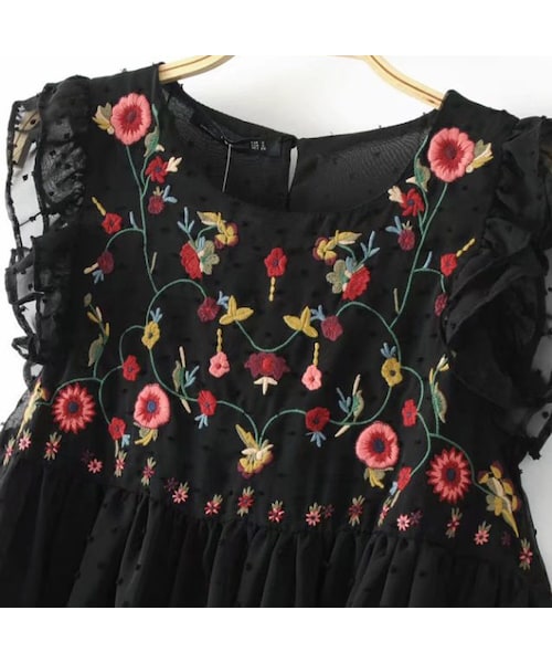 ZARA（ザラ）の「刺繍 フリル ドット ブラウス シフォン 白 黒 半袖 