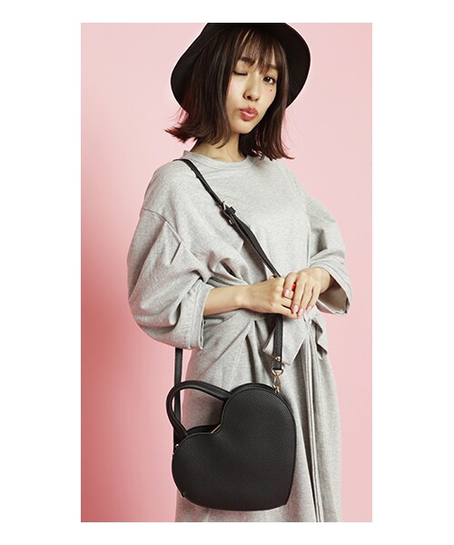 CHEER CLOSET(チアクローゼット)の「【前田希美】2Wayハートモチーフバッグ(ハンドバッグ・レディース・レッド/イエロー/ブラック/グリーン・F)」の2枚目の写真