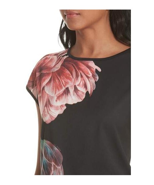Ted Baker(テッドベーカー)の「Ted Baker London Keziaa Tranquility Tee(Tシャツ/カットソー・レディース・Black・2/3/1/4/5)」の4枚目の写真