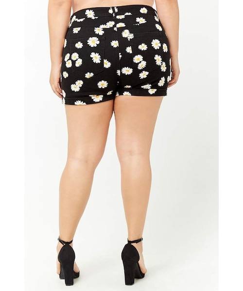 FOREVER 21（フォーエバー トゥエンティーワン）の「Forever 21 Plus Size Daisy Print Denim Shorts（その他パンツ・レディース・White・12/14/16/18/20）」の2枚目の写真