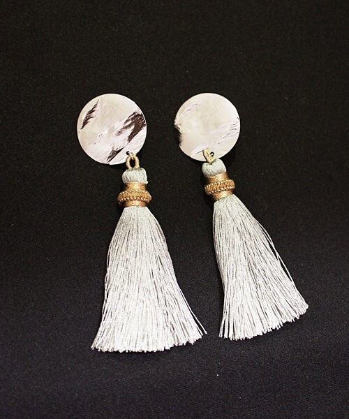 KiRi（キリ）の「タッセル（ピアス（両耳用）・レディース・グリーン/グレー/イエロー/ブラウン/ピンク・Free）」の2枚目の写真