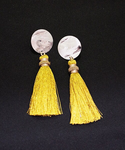 KiRi（キリ）の「タッセル（ピアス（両耳用）・レディース・グリーン/グレー/イエロー/ブラウン/ピンク・Free）」の4枚目の写真