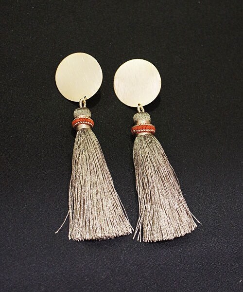 KiRi（キリ）の「タッセル（ピアス（両耳用）・レディース・グリーン/グレー/イエロー/ブラウン/ピンク・Free）」の3枚目の写真