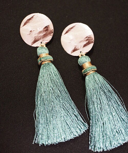 KiRi（キリ）の「タッセル（ピアス（両耳用）・レディース・グリーン/グレー/イエロー/ブラウン/ピンク・Free）」の8枚目の写真