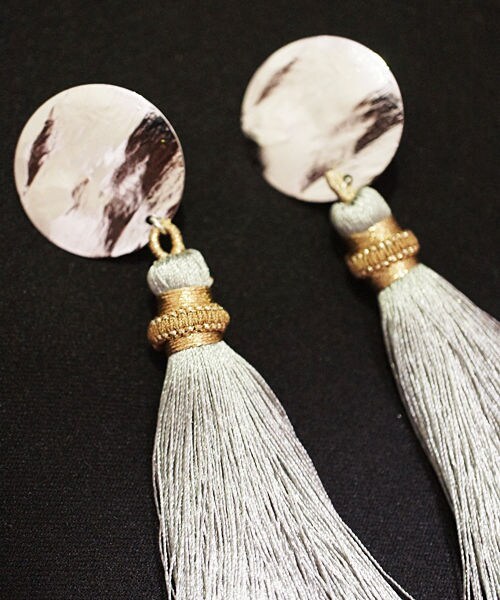 KiRi（キリ）の「タッセル（ピアス（両耳用）・レディース・グリーン/グレー/イエロー/ブラウン/ピンク・Free）」の6枚目の写真