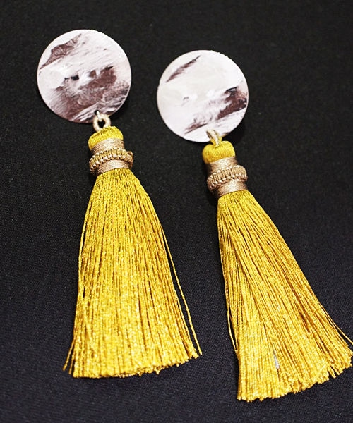 KiRi（キリ）の「タッセル（ピアス（両耳用）・レディース・グリーン/グレー/イエロー/ブラウン/ピンク・Free）」の10枚目の写真