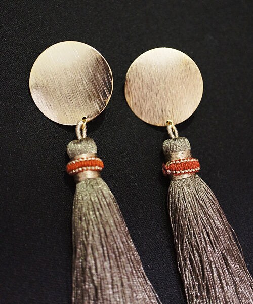 KiRi（キリ）の「タッセル（ピアス（両耳用）・レディース・グリーン/グレー/イエロー/ブラウン/ピンク・Free）」の7枚目の写真