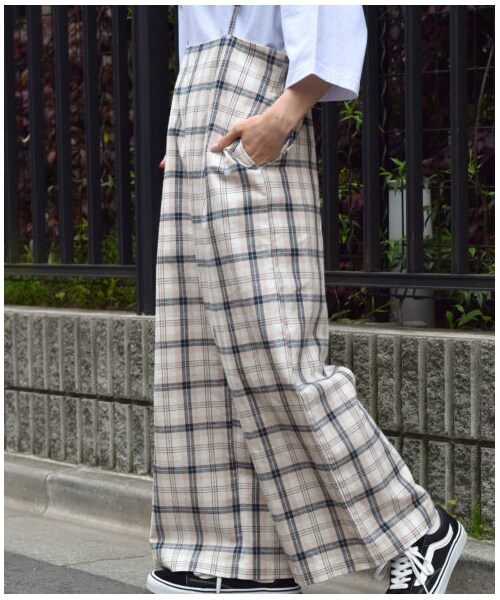 w closet(ダブルクローゼット)の「リネン混チェック柄肩ヒモ付きパンツ(パンツ・レディース・アイボリー/Dベージュ・FREE)」の12枚目の写真