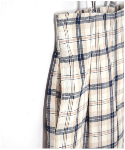 w closet(ダブルクローゼット)の「リネン混チェック柄肩ヒモ付きパンツ(パンツ・レディース・アイボリー/Dベージュ・FREE)」の8枚目の写真