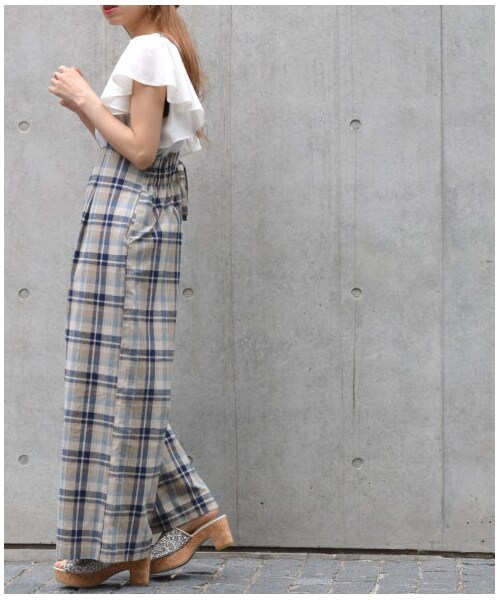 w closet(ダブルクローゼット)の「リネン混チェック柄肩ヒモ付きパンツ(パンツ・レディース・アイボリー/Dベージュ・FREE)」の19枚目の写真