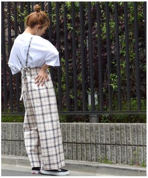 w closet(ダブルクローゼット)の「リネン混チェック柄肩ヒモ付きパンツ(パンツ・レディース・アイボリー/Dベージュ・FREE)」の13枚目の写真