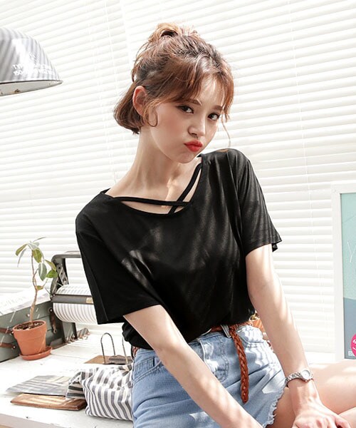 DHOLIC(ディーホリック)の「XストラップTシャツ(Tシャツ/カットソー・レディース・ホワイト/ブラック/レッド/ブルー・FREE)」の2枚目の写真