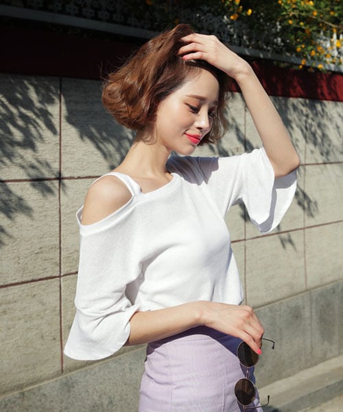 DHOLIC(ディーホリック)の「ワンショルダーラッフルTシャツ(Tシャツ/カットソー・レディース・ホワイト/ブラック/ベージュ/パープル・FREE)」の1枚目の写真