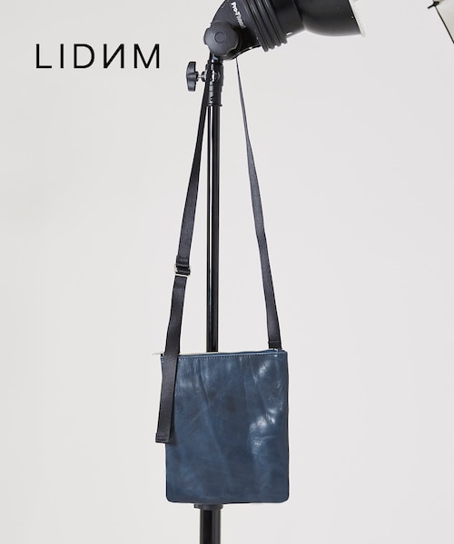 LIDNM(リドム)の「プルアップレザーサコッシュ【ネイビー】(ボディバッグ/ウエストポーチ・メンズ・ブルー・F)」の1枚目の写真