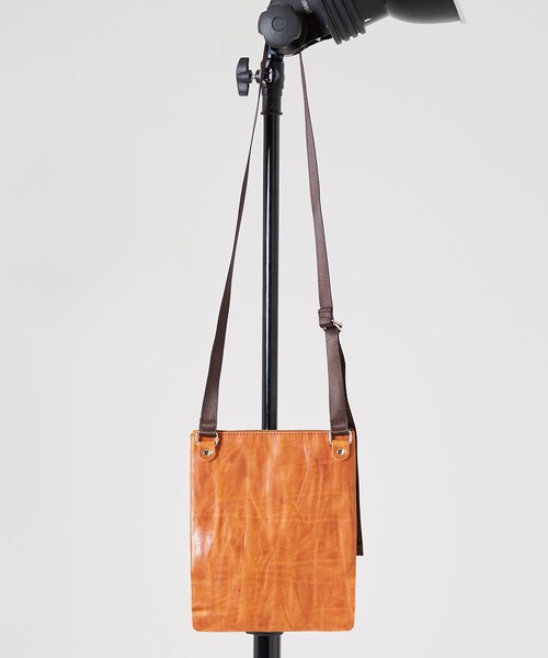 LIDNM(リドム)の「プルアップレザーサコッシュ【キャメル】(ボディバッグ/ウエストポーチ・メンズ・ブラウン・F)」の2枚目の写真