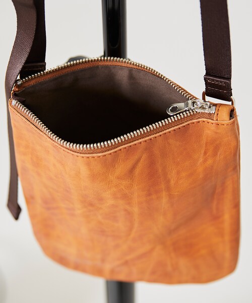LIDNM(リドム)の「プルアップレザーサコッシュ【キャメル】(ボディバッグ/ウエストポーチ・メンズ・ブラウン・F)」の3枚目の写真
