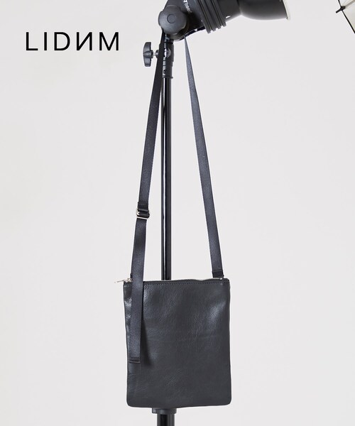 LIDNM(リドム)の「シュリンクレザーサコッシュ【ブラック】(ボディバッグ/ウエストポーチ・メンズ・ブラック・F)」の1枚目の写真