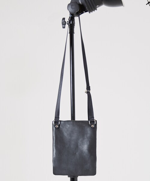 LIDNM（リドム）の「シュリンクレザーサコッシュ【ブラック】（ボディ