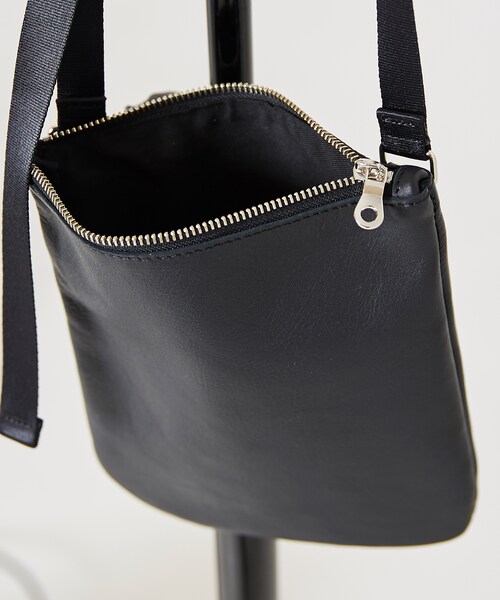 LIDNM(リドム)の「シュリンクレザーサコッシュ【ブラック】(ボディバッグ/ウエストポーチ・メンズ・ブラック・F)」の3枚目の写真