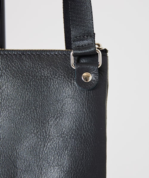 LIDNM(リドム)の「シュリンクレザーサコッシュ【ブラック】(ボディバッグ/ウエストポーチ・メンズ・ブラック・F)」の4枚目の写真