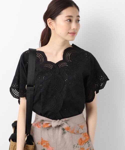 LEPSIM（レプシィム）の「アイレットレースセンターフロントブラウス／ＳＳ（トップス・オフ/ブラック/イエロー/フクシャパープル）」の2枚目の写真