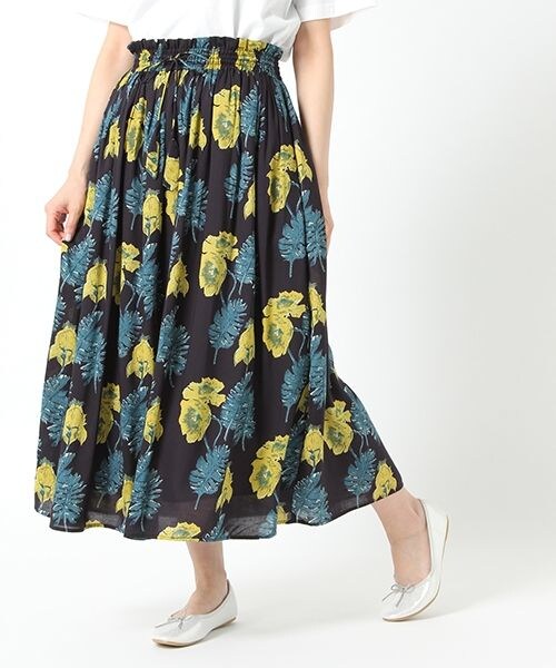 studio CLIP（スタディオクリップ）の「[ADVANCE LINE]ボタニカルプリントロングスカート（スカート・ブラック×オレンジ/ネイビー×イエロー）」の3枚目の写真