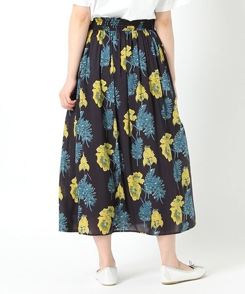 studio CLIP（スタディオクリップ）の「[ADVANCE LINE]ボタニカルプリントロングスカート（スカート・ブラック×オレンジ/ネイビー×イエロー）」の5枚目の写真