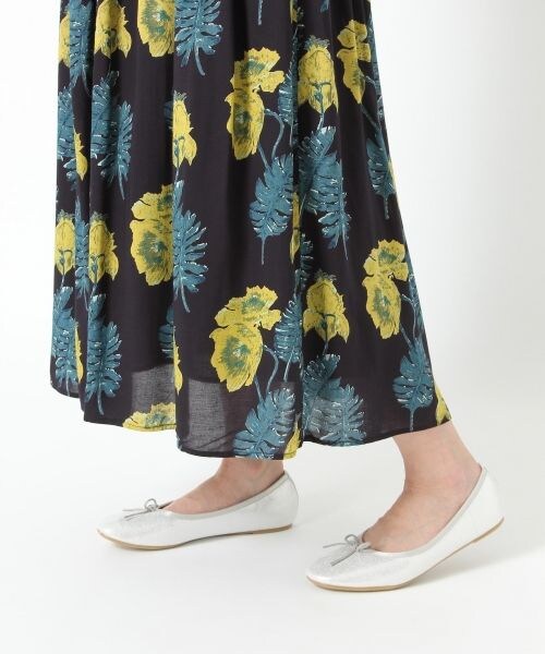 studio CLIP（スタディオクリップ）の「[ADVANCE LINE]ボタニカルプリントロングスカート（スカート・ブラック×オレンジ/ネイビー×イエロー）」の8枚目の写真