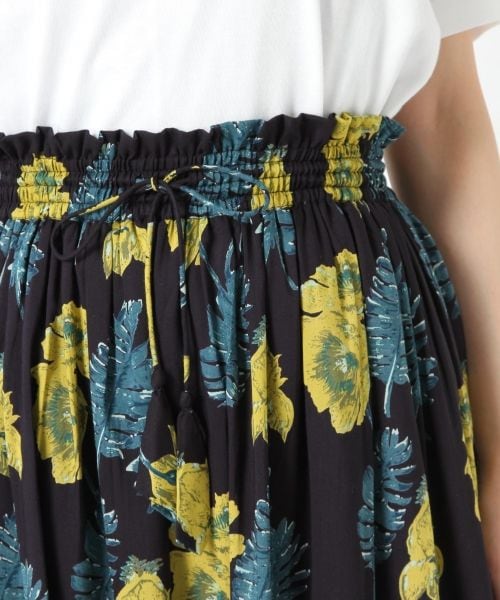 studio CLIP（スタディオクリップ）の「[ADVANCE LINE]ボタニカルプリントロングスカート（スカート・ブラック×オレンジ/ネイビー×イエロー）」の6枚目の写真
