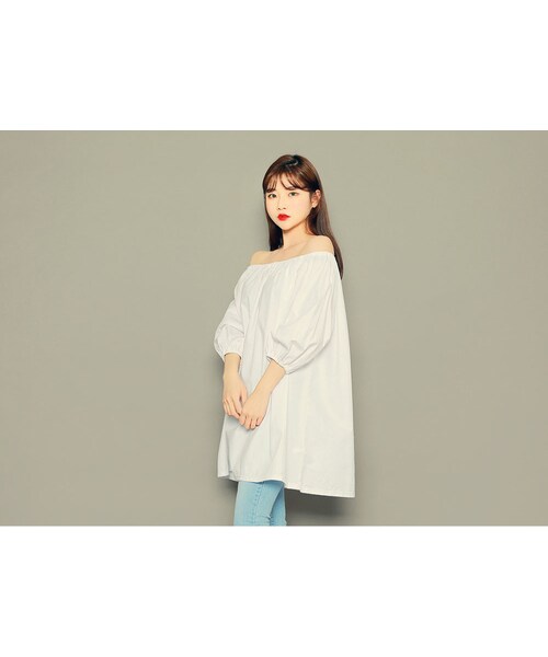 HOTPING(ホッピン)の「オーバーフィットオフショルダーブラウス(シャツ/ブラウス・レディース・イエロー/ホワイト/ピンク/ブラック・フリーサイズ(XS-XXL))」の2枚目の写真