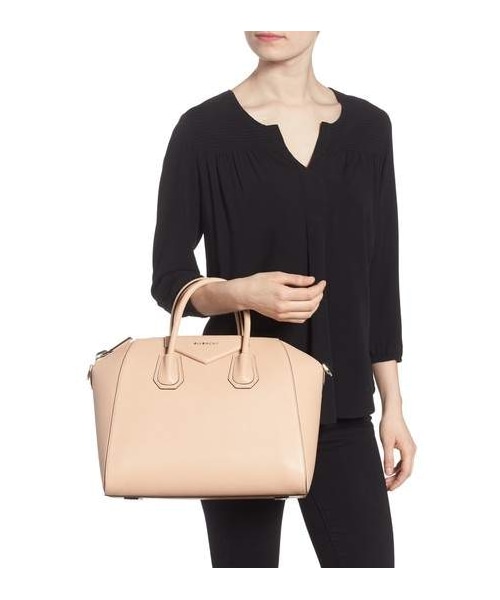 GIVENCHY(ジバンシイ)の「Givenchy 'Medium Antigona' Sugar Leather Satchel(ショルダーバッグ・レディース・Beige/Brown/Gray・One Size)」の7枚目の写真