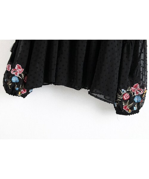 ZARA（ザラ）の「花柄刺繍ドットブラウス 長袖 フリンジ 黒 白（シャツ