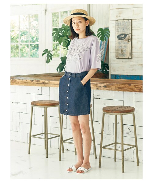 earth music&ecology(アースミュージックアンドエコロジー)の「・前釦ミニスカート(スカート・インディゴ/ライトインディゴ・S/M)」の2枚目の写真