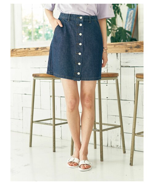 earth music&ecology(アースミュージックアンドエコロジー)の「・前釦ミニスカート(スカート・インディゴ/ライトインディゴ・S/M)」の1枚目の写真