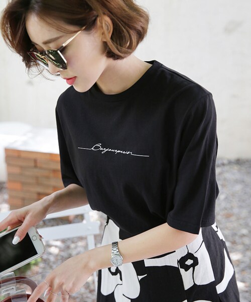 DHOLIC(ディーホリック)の「フロントレタリング半袖Tシャツ(Tシャツ/カットソー・レディース・ブラック/ベージュ/ホワイト/グレー・FREE)」の1枚目の写真